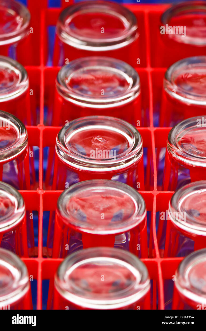 das Glas im tray Stockfoto