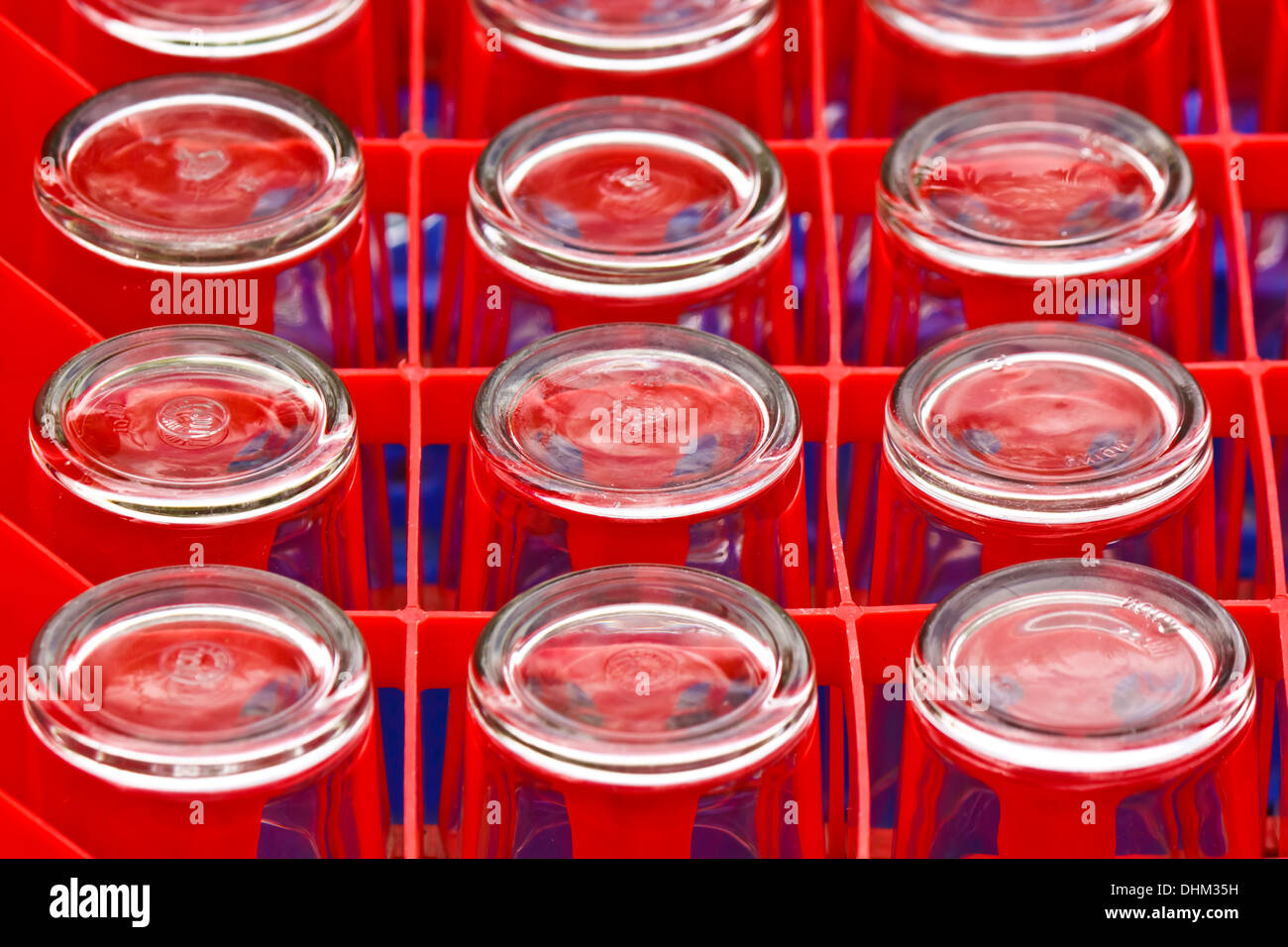 das Glas im tray Stockfoto