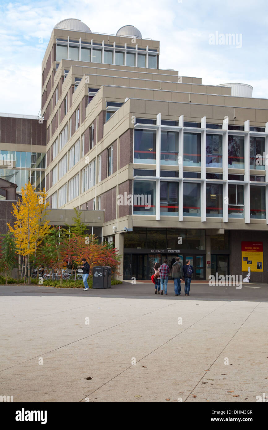 Haupteingang der modernistischen Harvard Science Center auf dem Campus der Harvard University am 2. November 2013 in Cambridge, MA, USA. Stockfoto