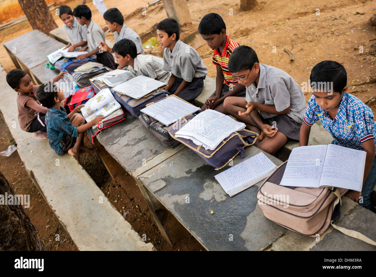 Indische Bauerndorf Schuljungen in einer freien Klasse. Andhra Pradesh, Indien Stockfoto