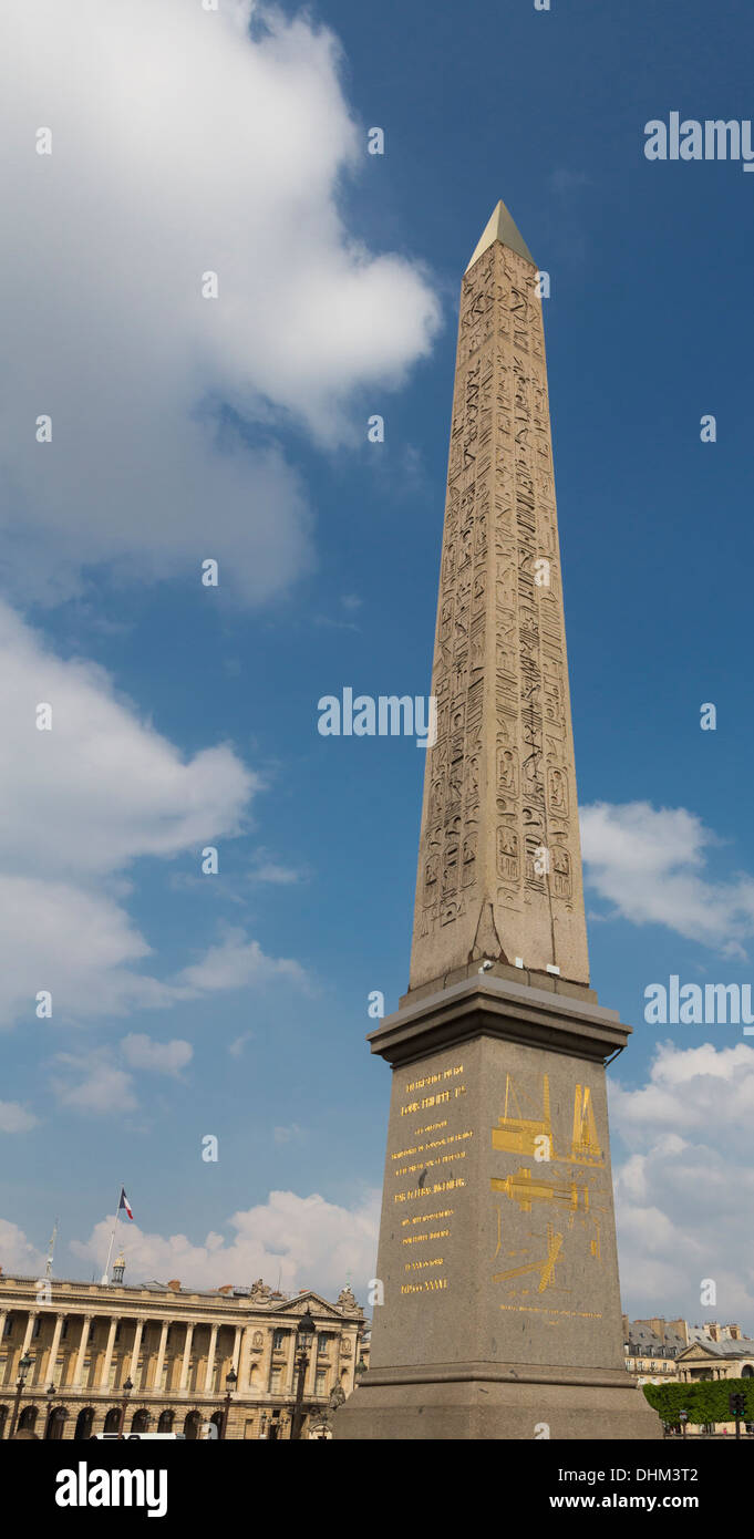 Obelisk auf der Avenue de Champs Elysees in Paris, Frankreich an einem sonnigen Tag. Stockfoto