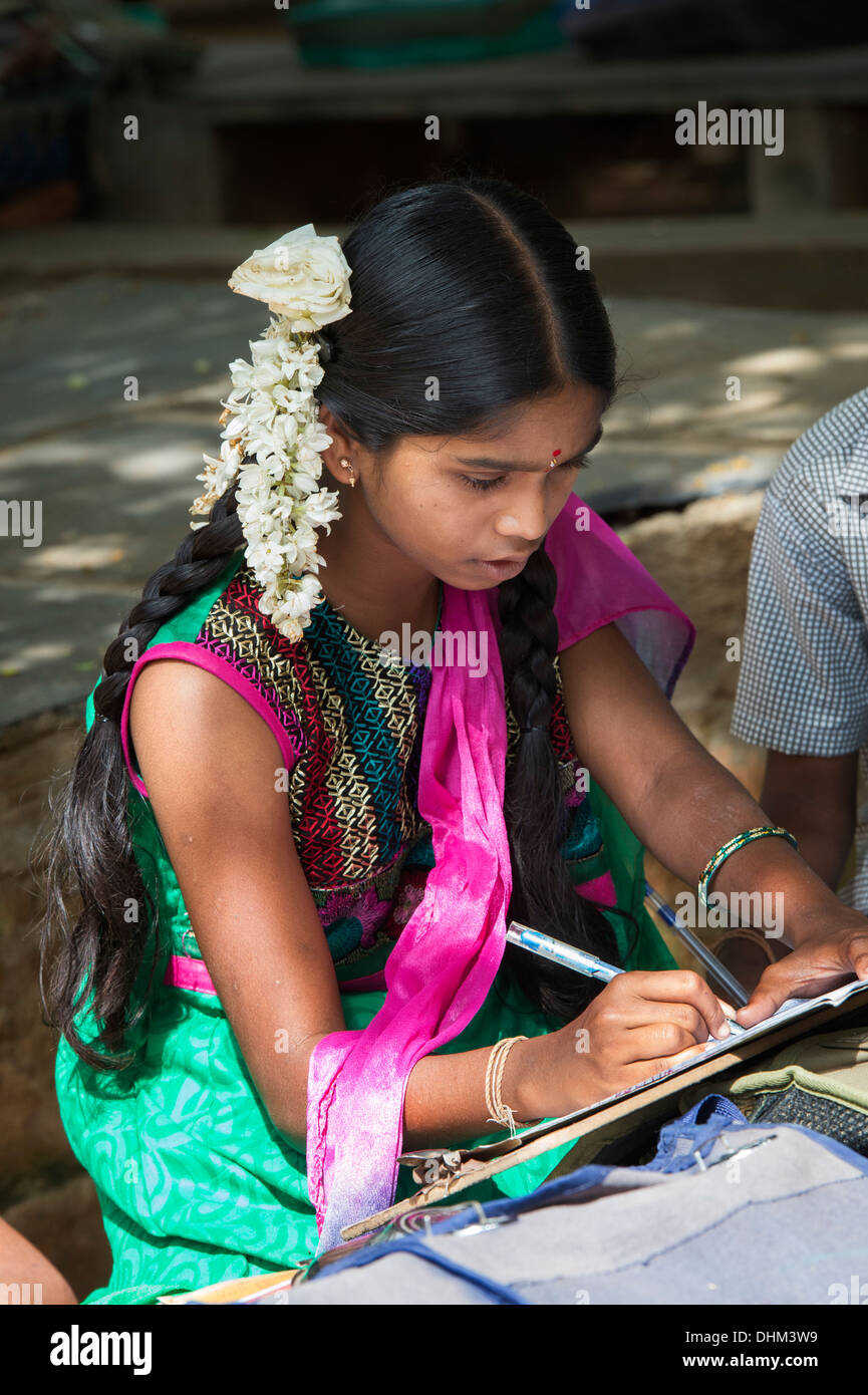Indische Bauerndorf Schulmädchen in Büchern in einer externen Klasse schreiben. Andhra Pradesh, Indien Stockfoto