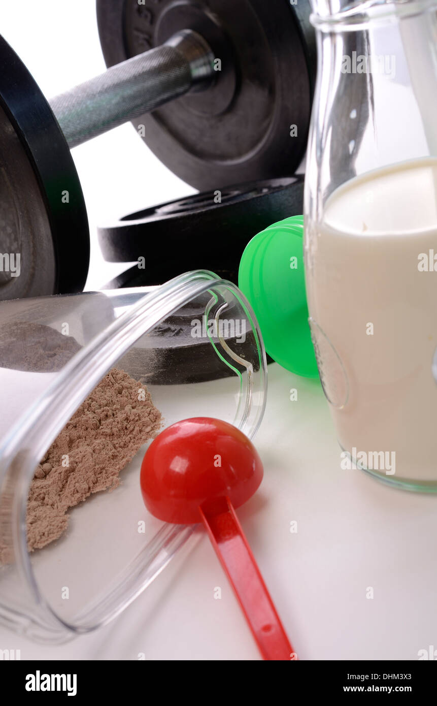Weight Gainer mit Milch und Fitness Geräte Stockfoto