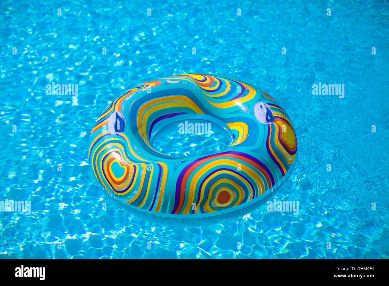 Bunten Pool schwimmen im blauen Swimmingpool Becken Stockfoto