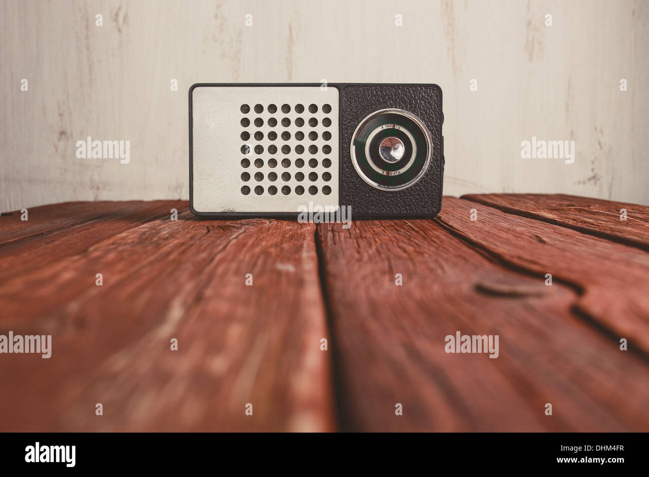 Altes Radio auf Holz Hintergrund, getönte Retro Foto Stockfoto