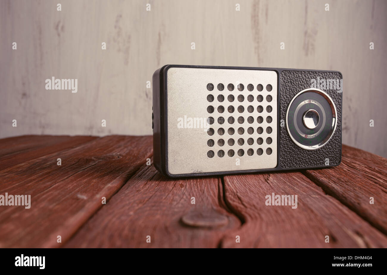 Altes Radio auf Holz Hintergrund, getönte Retro Foto Stockfoto