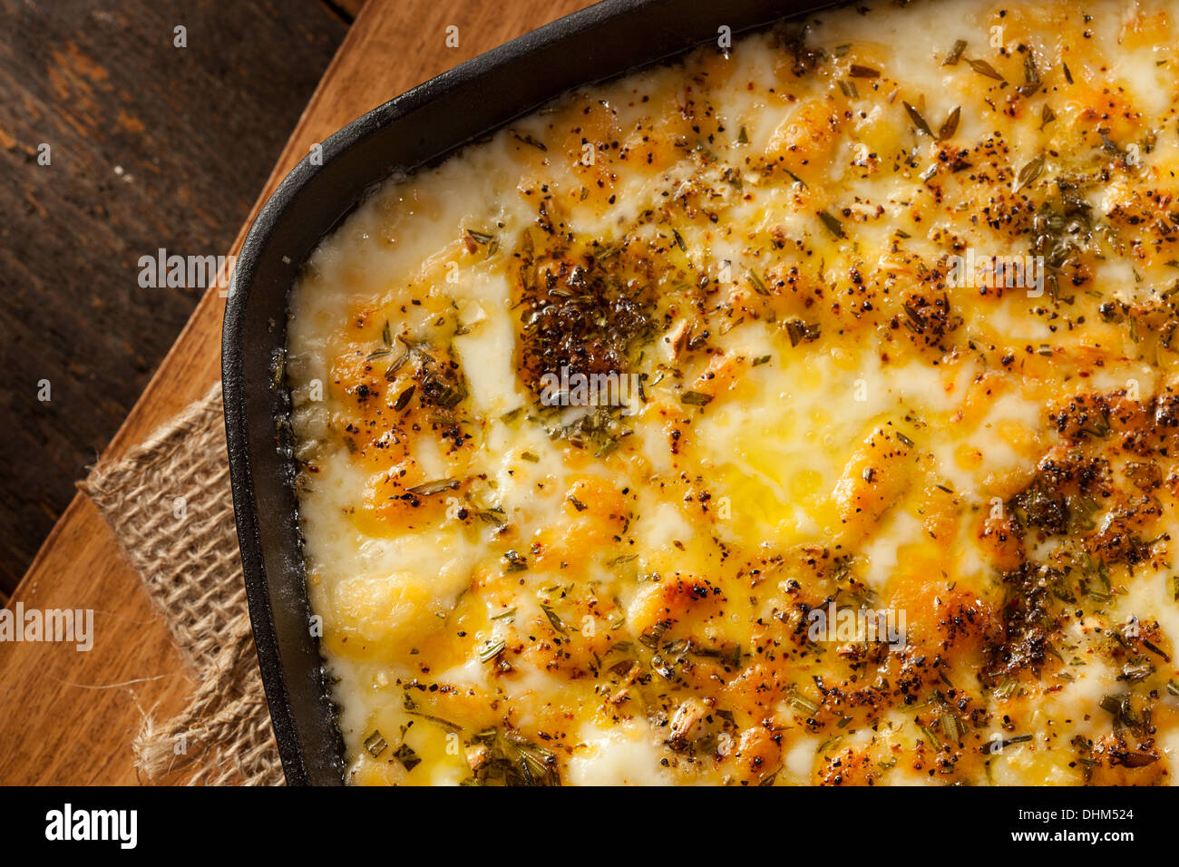 Gebackener Fontina-Käse-Dip mit geröstetem Brot Stockfoto