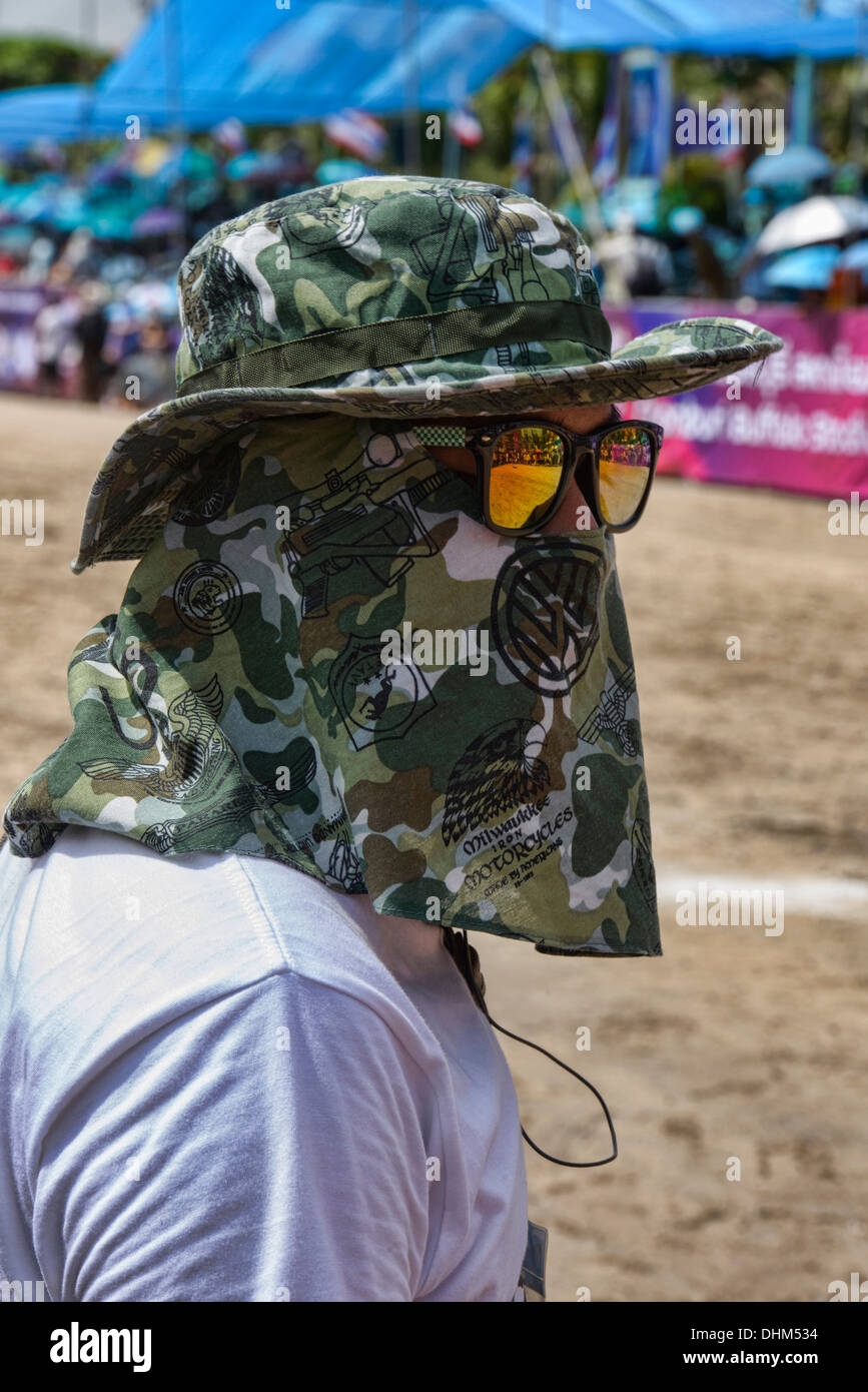 maskierter Mann am Chonburi Buffalo Racing Festival, Thailand Stockfoto