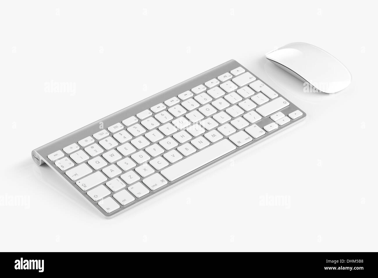 Drahtlose Computer-Tastatur mit dem englischen Alphabet und Maus sind isoliert auf weißem Hintergrund Stockfoto