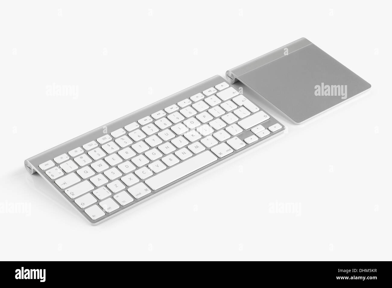 Drahtlose Computer-Tastatur mit dem englischen Alphabet und Trackpad sind isoliert auf weißem Hintergrund Stockfoto