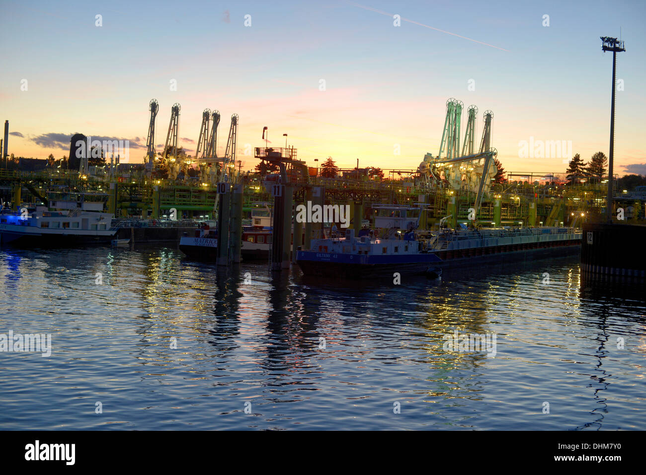 Royal Dutch Shell Terminal, Godorfer Hafen, Köln Hafen Wesselinger chemische Industrie Mineralöl Transport Schüttgut Kies, Stockfoto