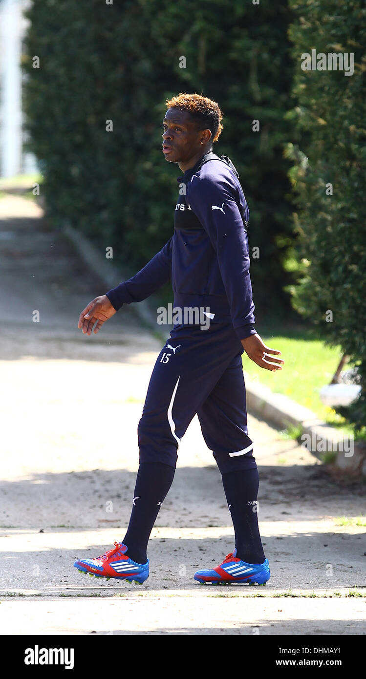 Louis Saha Tottenham Hotspur Spieler und Management bei den Spurs training Boden und Dorf in Essex Essex, England - 30.04.12 Stockfoto