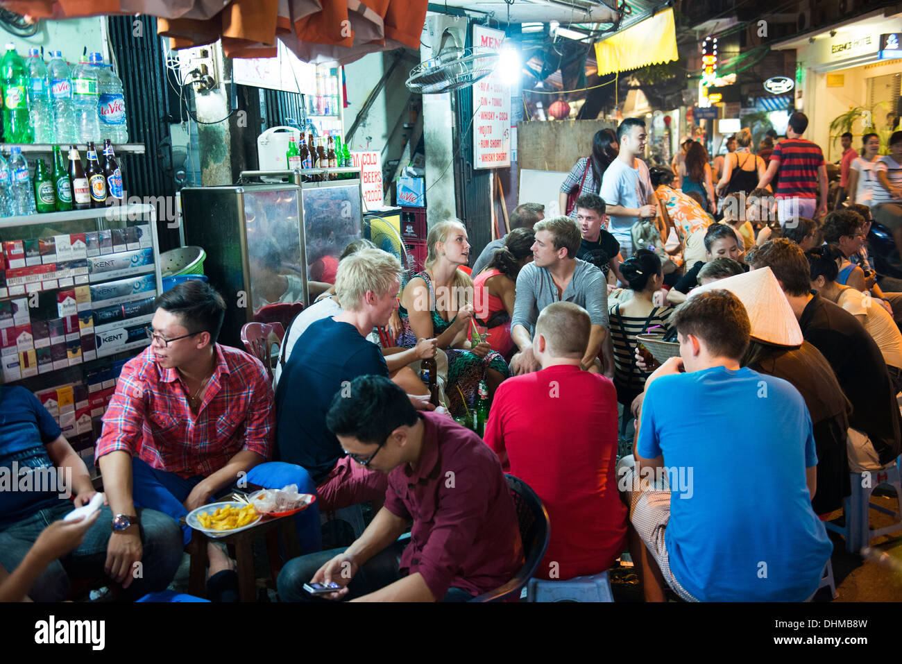 Bier & Snacks auf den Straßen der Altstadt in Hanoi. Stockfoto