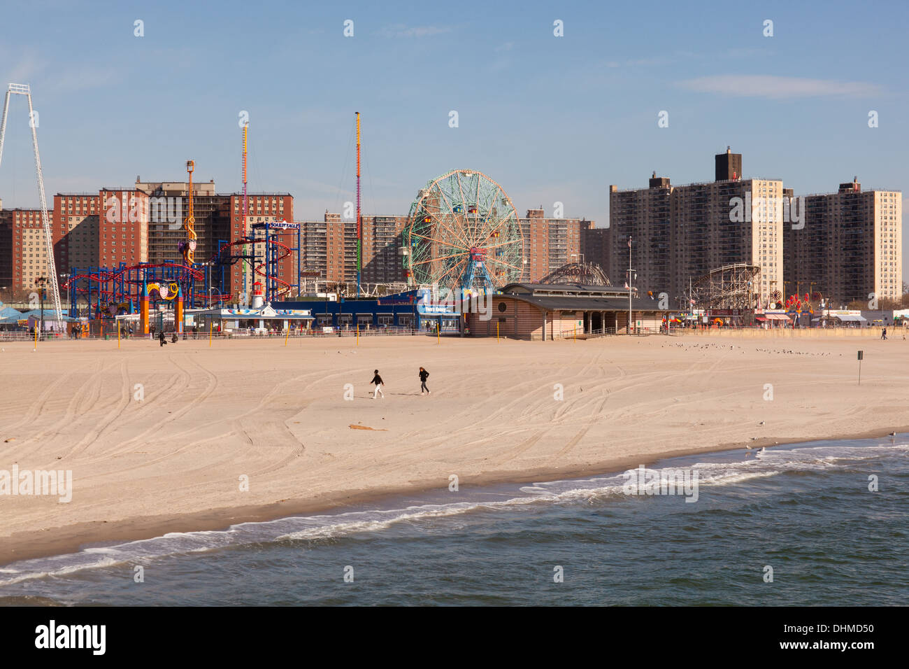 Strand von Coney Island im Oktober, Coney Island, Brooklyn, New York, Vereinigte Staaten von Amerika. Stockfoto