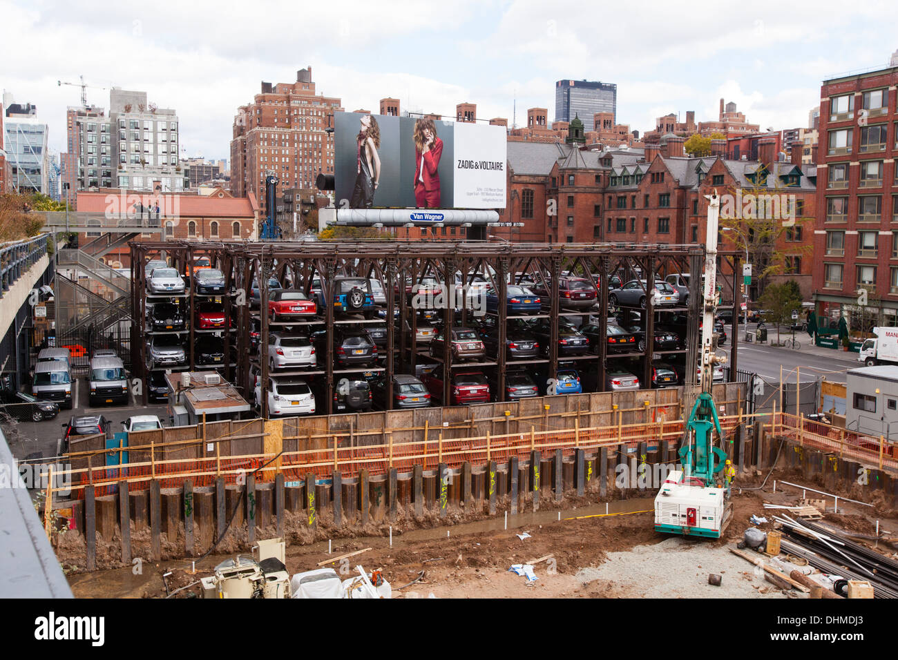 Automatisierte PKW-Parkplatz in der Nähe von The High Line, New York City, Vereinigte Staaten von Amerika. Stockfoto