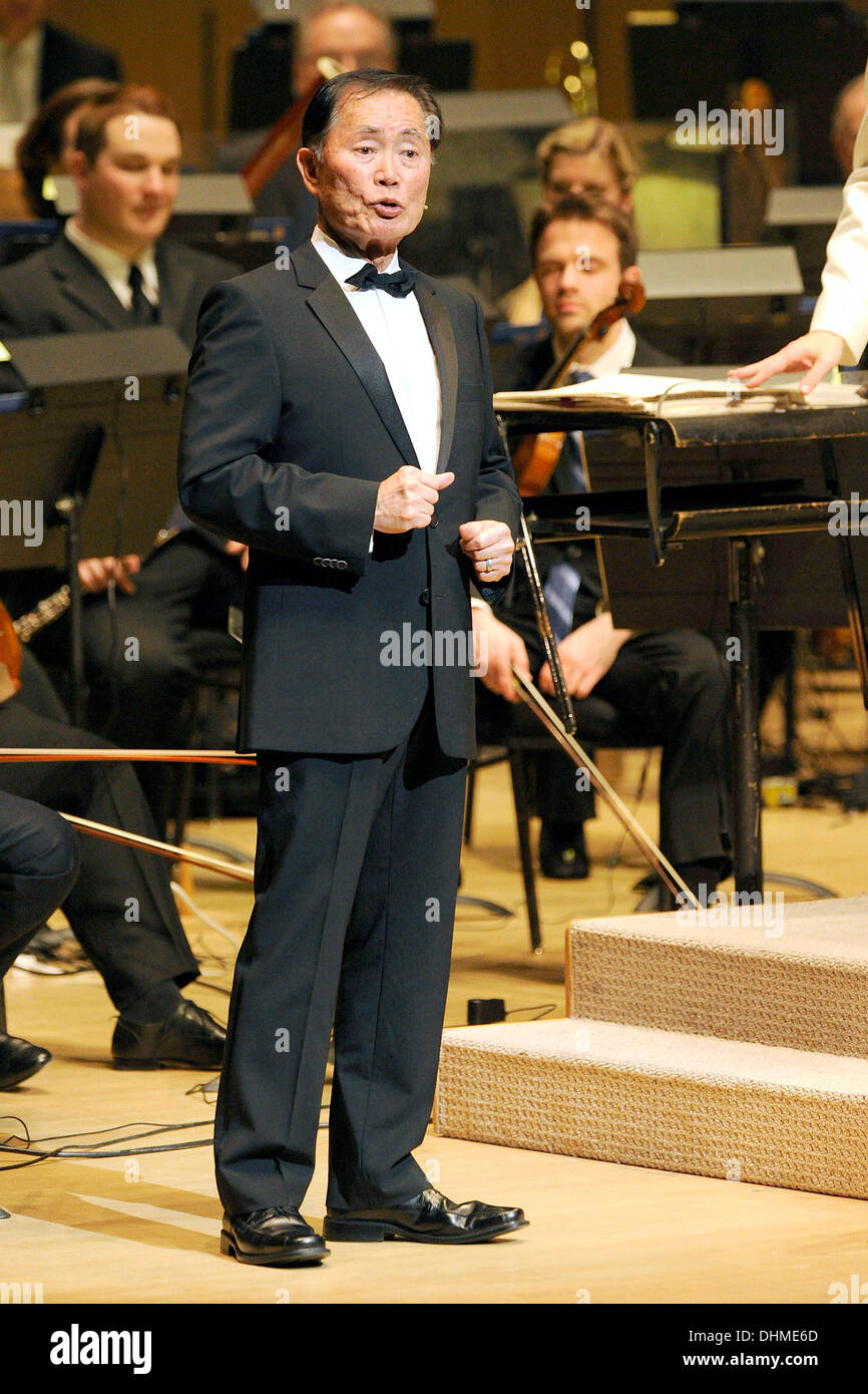 George Takei Host von dem Toronto Symphony Orchestra, dem spektakulären Sci-Fi in der Roy Thomson Hall.  Toronto, Kanada - 01.05.12 Stockfoto