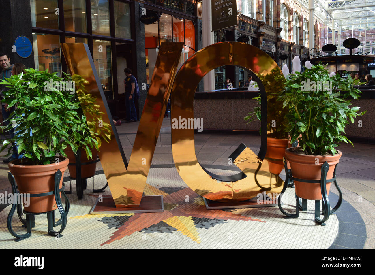 Die Darstellung der viktorianischen Viertel Einkaufszentrum im Herzen von Leeds, West Yorkshire VQ-Zeichen Stockfoto