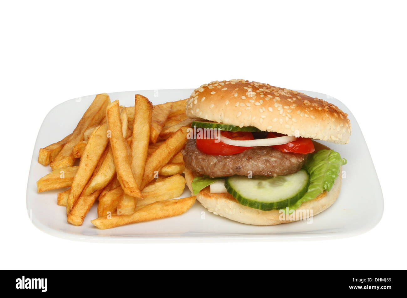 Burger und Pommes auf dem Teller isoliert gegen weiß Stockfoto