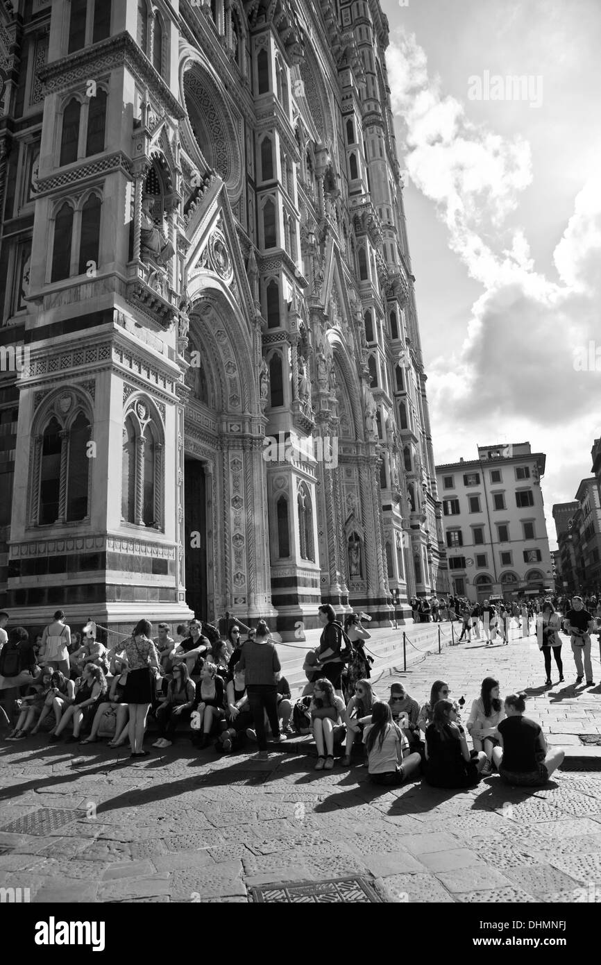 Sitzt an der Piazza Duomo, Florenz, Italien Stockfoto