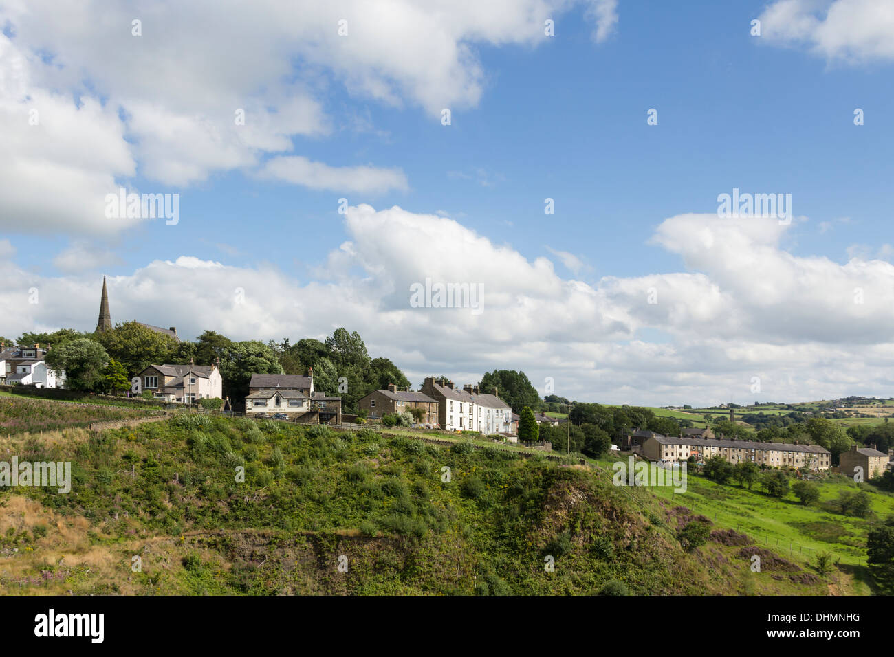 Die Rückseite des Bolton Road, Edgworth, Lancashire, wo das Dorf mit Blick auf das Tal von Bradshaw Brook und Wayoh Reservoir. Stockfoto