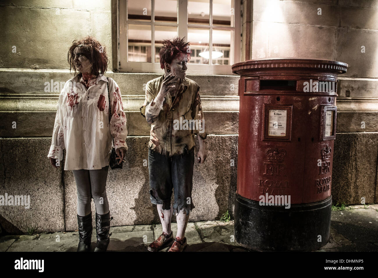 Zwei Frauen, gekleidet wie Zombies, die draußen in der Nacht, UK Stockfoto