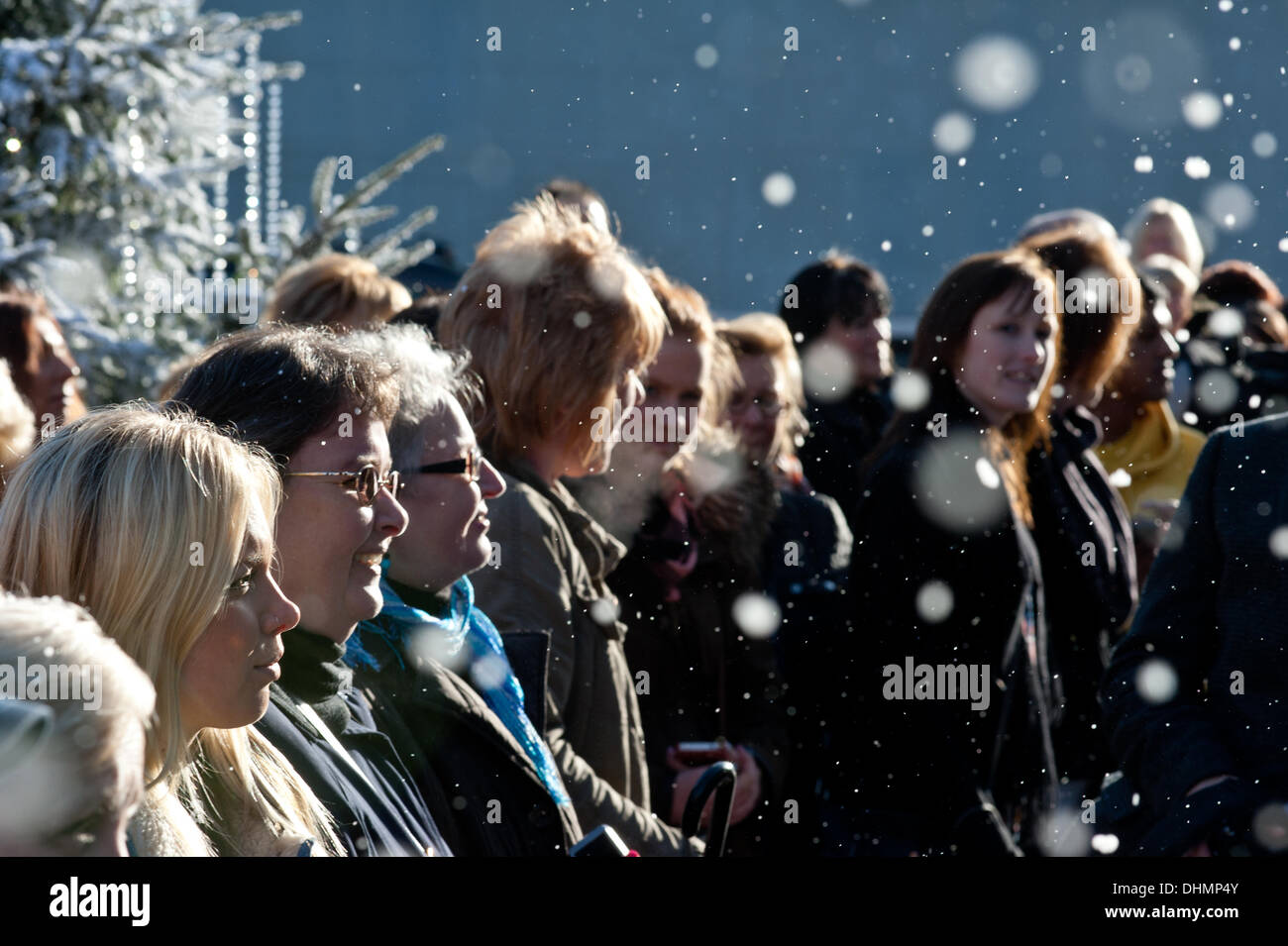 London, UK - 13 November 2013:fake Schnee auf die Besucher außerhalb Earls Court am Eröffnungstag des Kredits Ideal Home Show Weihnachten 2013 fällt: Piero Cruciatti/Alamy Live News Stockfoto