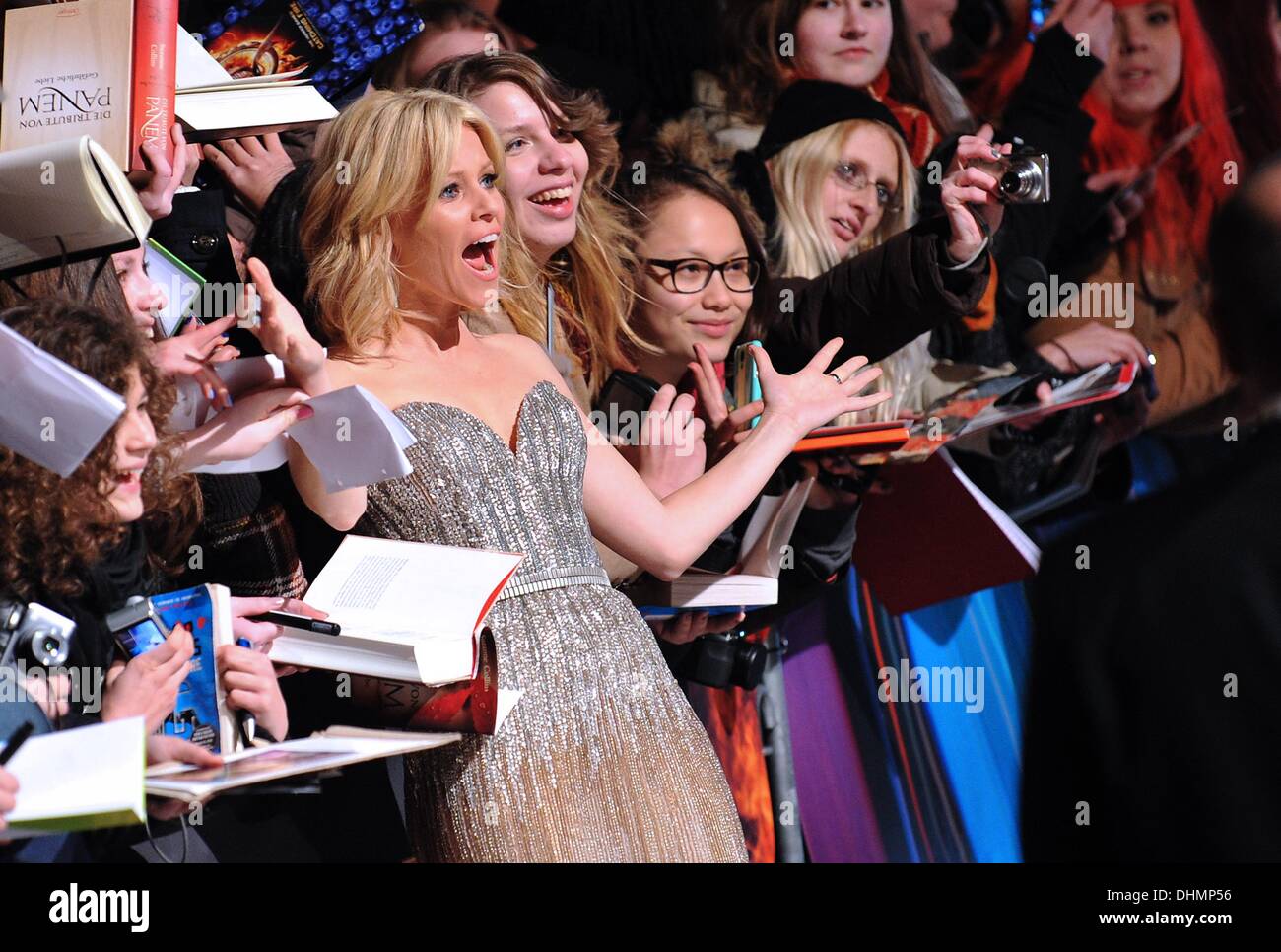 Berlin, Deutschland. 12. November 2013. US-Schauspielerin Elizabeth Banks posiert mit Fans nach ihrer Ankunft bei der Deutschlandpremiere des Films "The Hunger Games - Catching Fire" in Berlin, Deutschland, 12. November 2013. Foto: Paul Zinken/Dpa - NO-Draht-SERVICE-/ Dpa/Alamy Live News Stockfoto