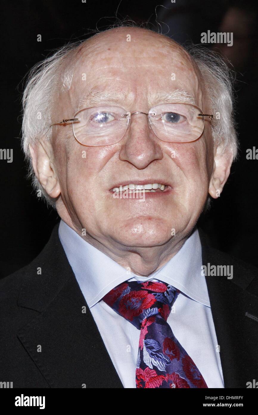 Der Präsident von Irland, Higgins besucht die Besetzung von der Broadway musical "einmal" im Teatro Bernard B. Jacobs.  New York City, USA – 02.05.12 Stockfoto