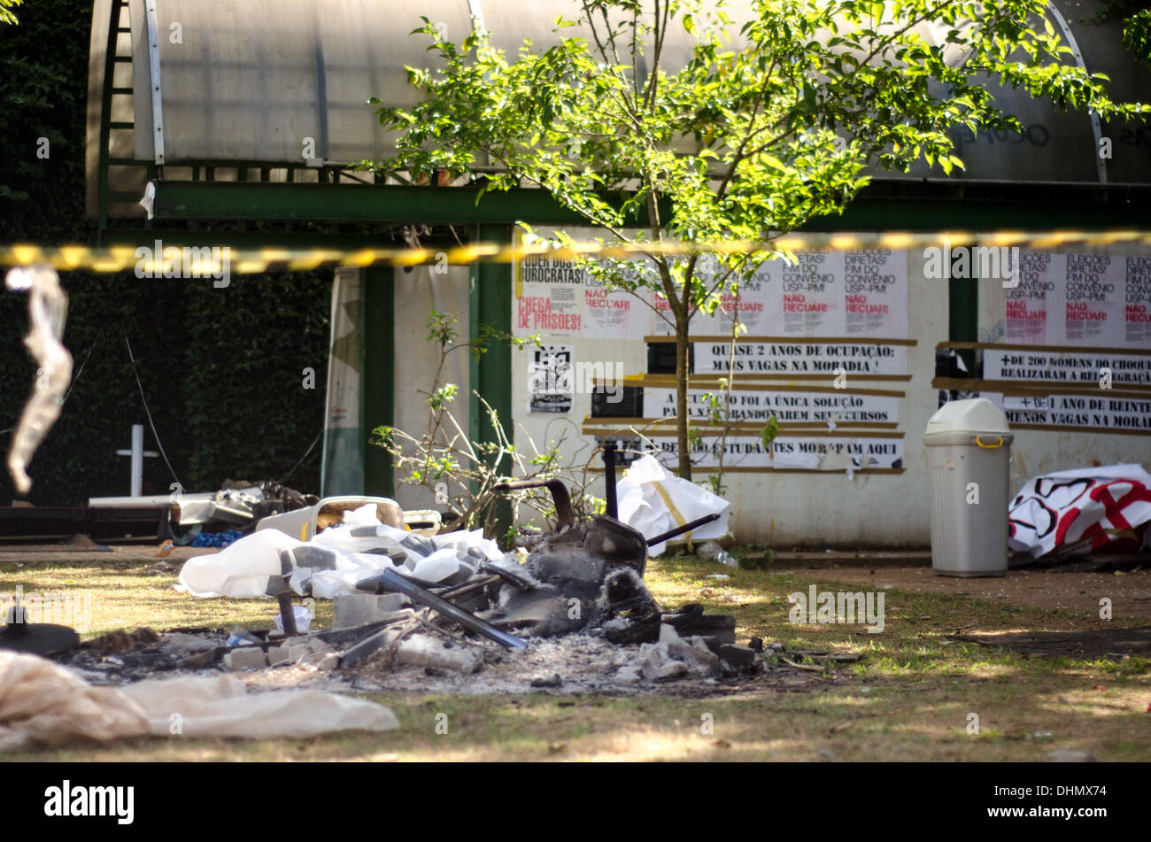 12. November 2013 - Sao Paulo, Brasilien - Polizei evakuiert USP - Universität SÃƒÂ£ o Paulo; Lateinischen Amerikas größte und beste Universität - Pfarrhaus Gebäude an diesem Morgen, 12 November, 05:00 (07:00 UTC) nach es 43 Tage voll von protestierenden Studenten besetzt. Unter anderem Ansprüche bat sie um direkte Wahlen für Dean. Polizei betrat das Gebäude ohne Vertreter der Studenten und die Presse, check it out 3 Stunden später erlaubt. Zwei Männer wurden festgenommen; als Polizei eintraf, das Gebäude war bereits leer, nachdem Studenten der Universität Eingänge seit letzten Donnerstag sahen bei der Justiz Stockfoto