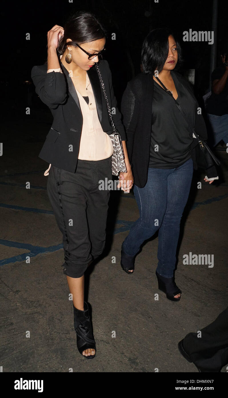 Zoe Saldana Promis kommen in The Hollywood Bowl, Coldplay Konzert Los Angeles, Kalifornien - 04.05.12 zu sehen Stockfoto