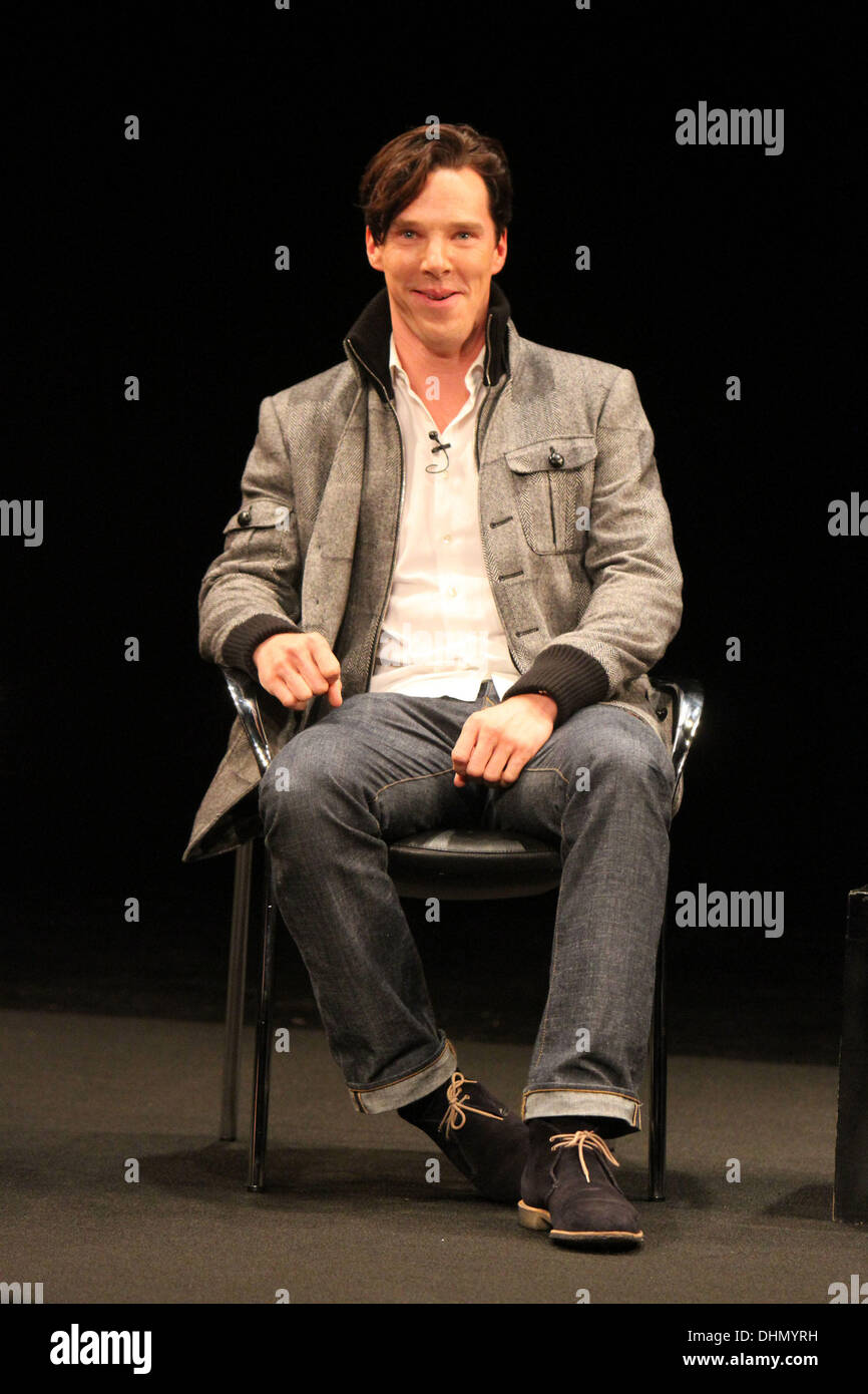 Benedict Cumberbatch besucht das spezielle Vorschau Screening von Meisterwerk/PBS Sherlock - Serie 2: A Skandal in Belgravia mit Q&A und Autographen-Rezeption in der Florence Gould Hall in New York City. Stockfoto