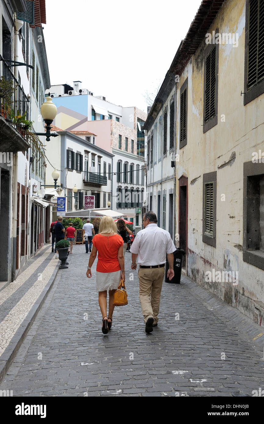 Funchal Madeira. Ein Ehepaar mittleren Alters elegant gekleidet zu Fuß auf einer Stadtstraße Stockfoto