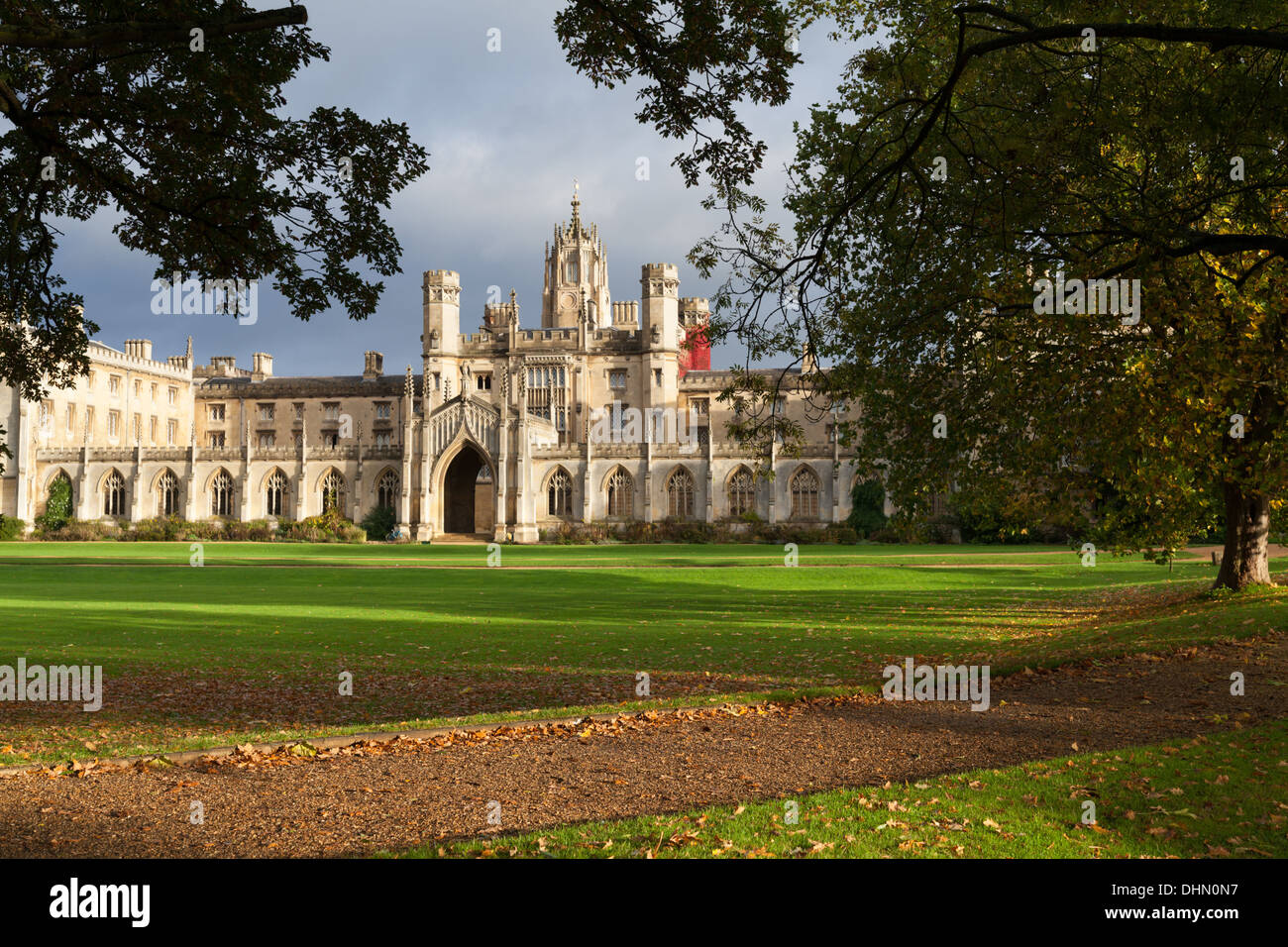 John's College, Universität Cambridge, großen, reich verzierten Gebäuden und Rasenflächen vor dem College. Stockfoto
