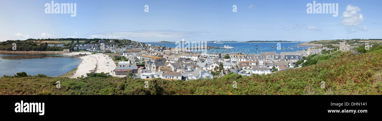 Panorama von Buzza Hügel mit Blick auf Hugh Town und dem Hafen, Str. Marys Isles of Scilly, Cornwall, UK Stockfoto