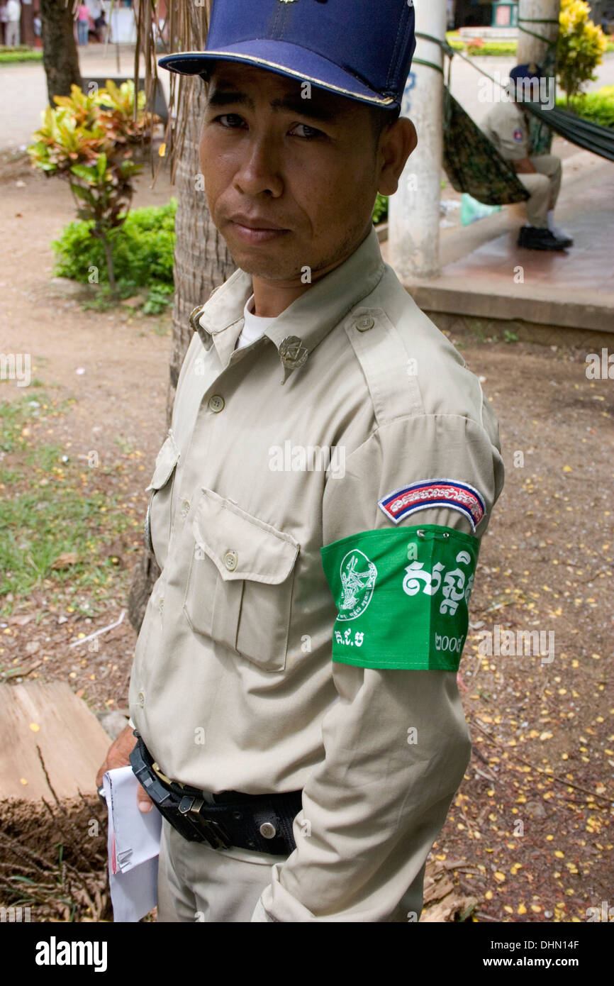 Ein Polizist stellt Sicherheit während einer nationalen Wahl bei einem Wahlposition in Kampong Cham, Kambodscha. Stockfoto