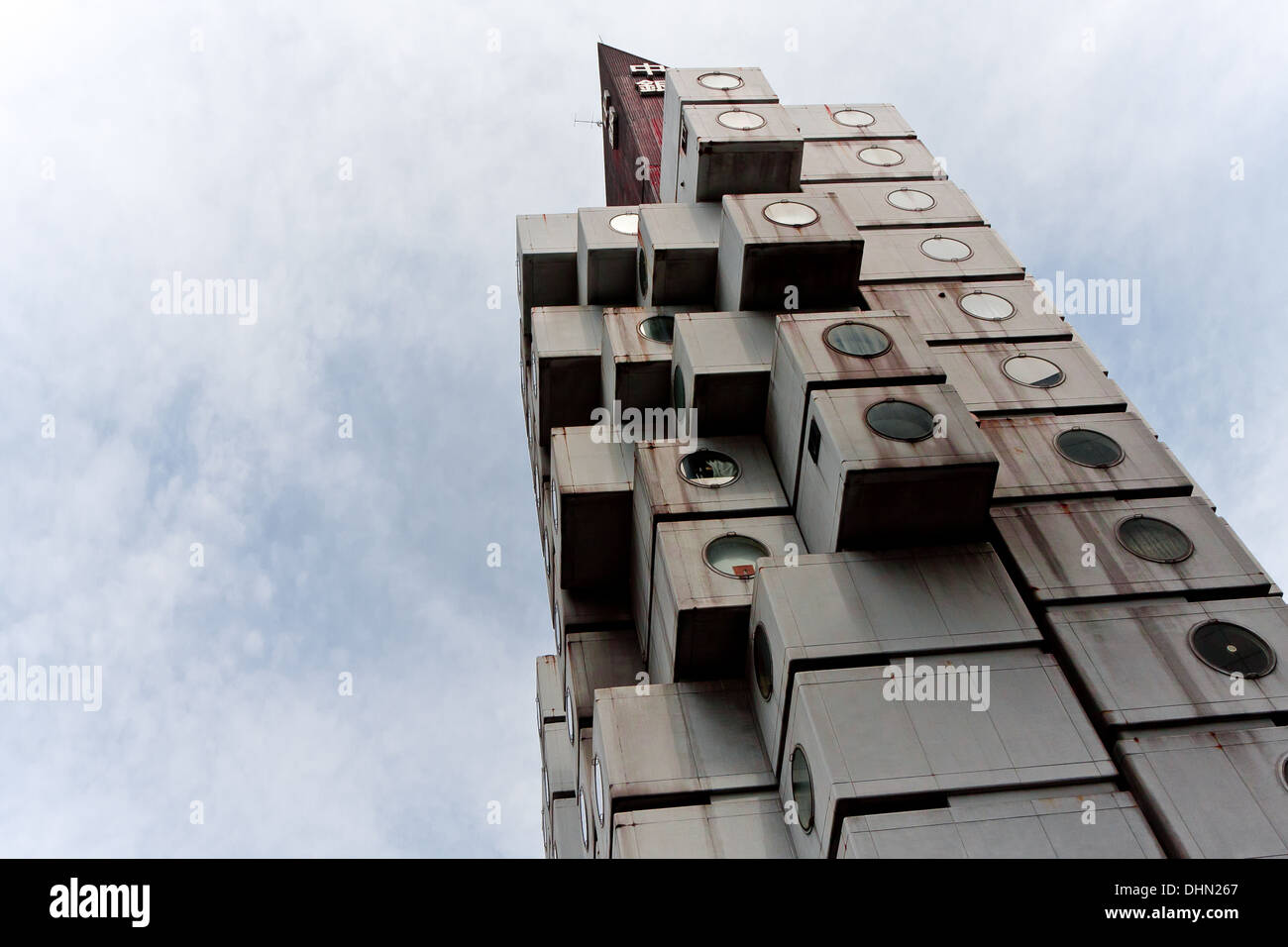 Nakagin Capsule Tower in Shimbashi, Tokio, Japan. Entworfen vom Architekten Kisho Kurokawa Stockfoto