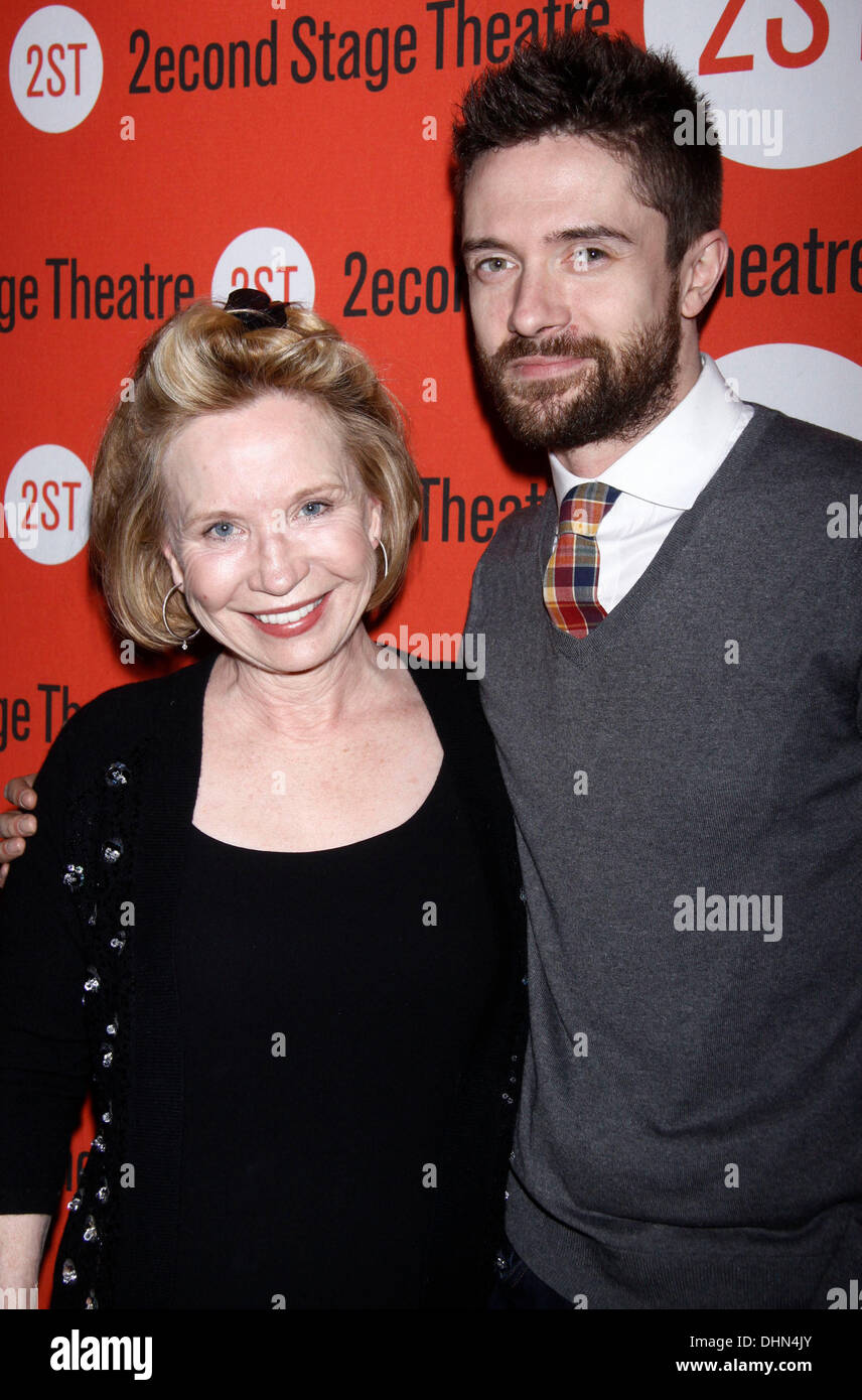 Debra Jo Rupp und Topher Grace Opening Night after-Party von der Off-Broadway spielen "Einsam, ich bin nicht" an der zweiten Bühne Theater New York City, USA - 07.05.12 Stockfoto