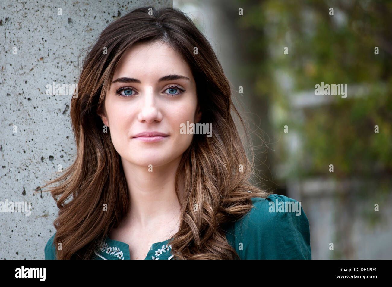 Attraktive Frau mit blauen Augen sieht nett und freundlich mit textfreiraum rechts Stockfoto