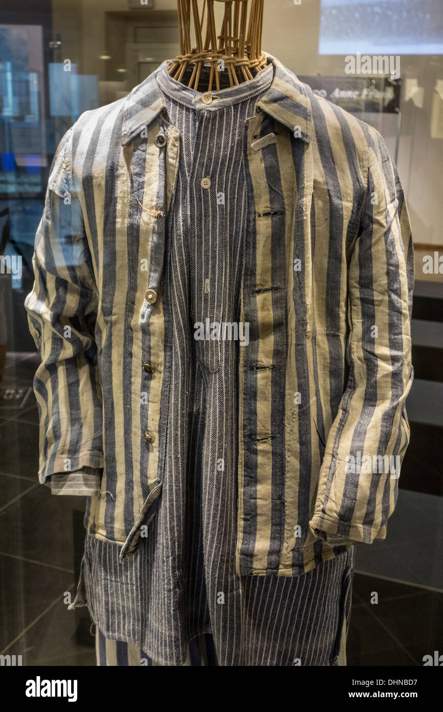 Zweiten Weltkrieg zwei Auschwitz KZ Kleidung für jüdische und politische  Gefangene im museum Stockfotografie - Alamy