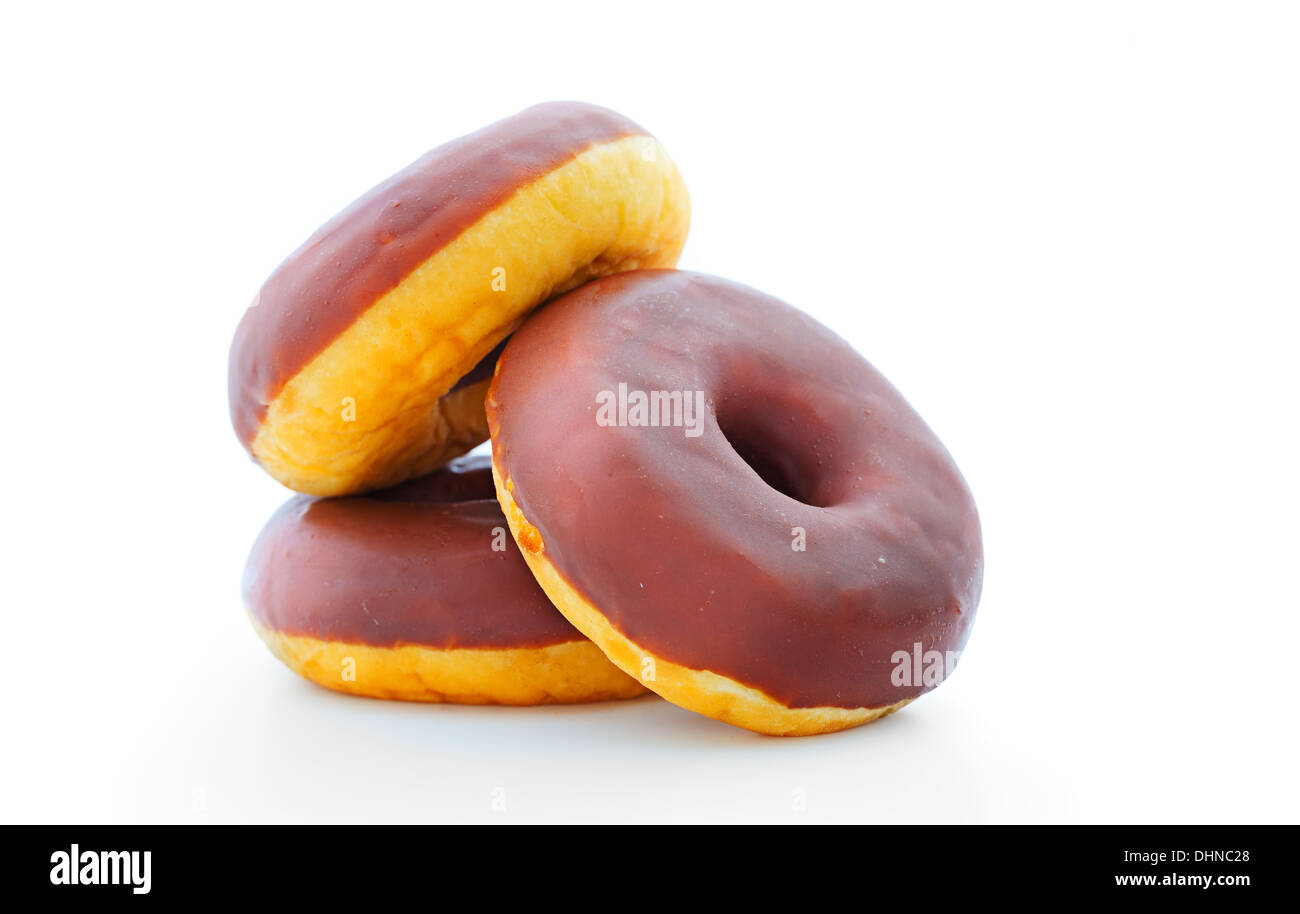 Donuts mit Schokoladenglasur auf weißem Hintergrund Stockfoto