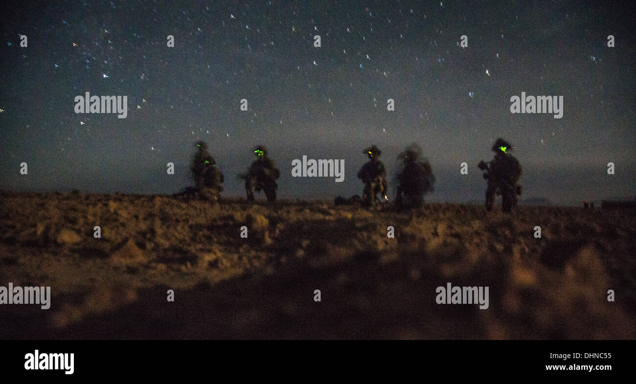 US Army Soldat trägt Nachtsicht Brille hält Uhr während einer nächtlichen Suchaktion 14. Oktober 2013 in der Provinz Helmand, Afghanistan, 14. Oktober 2013. Afghanische und Koalition Truppen verhaftet ein Taliban improvisierten Sprengkörpern Zelle Führer während des Betriebs. Stockfoto