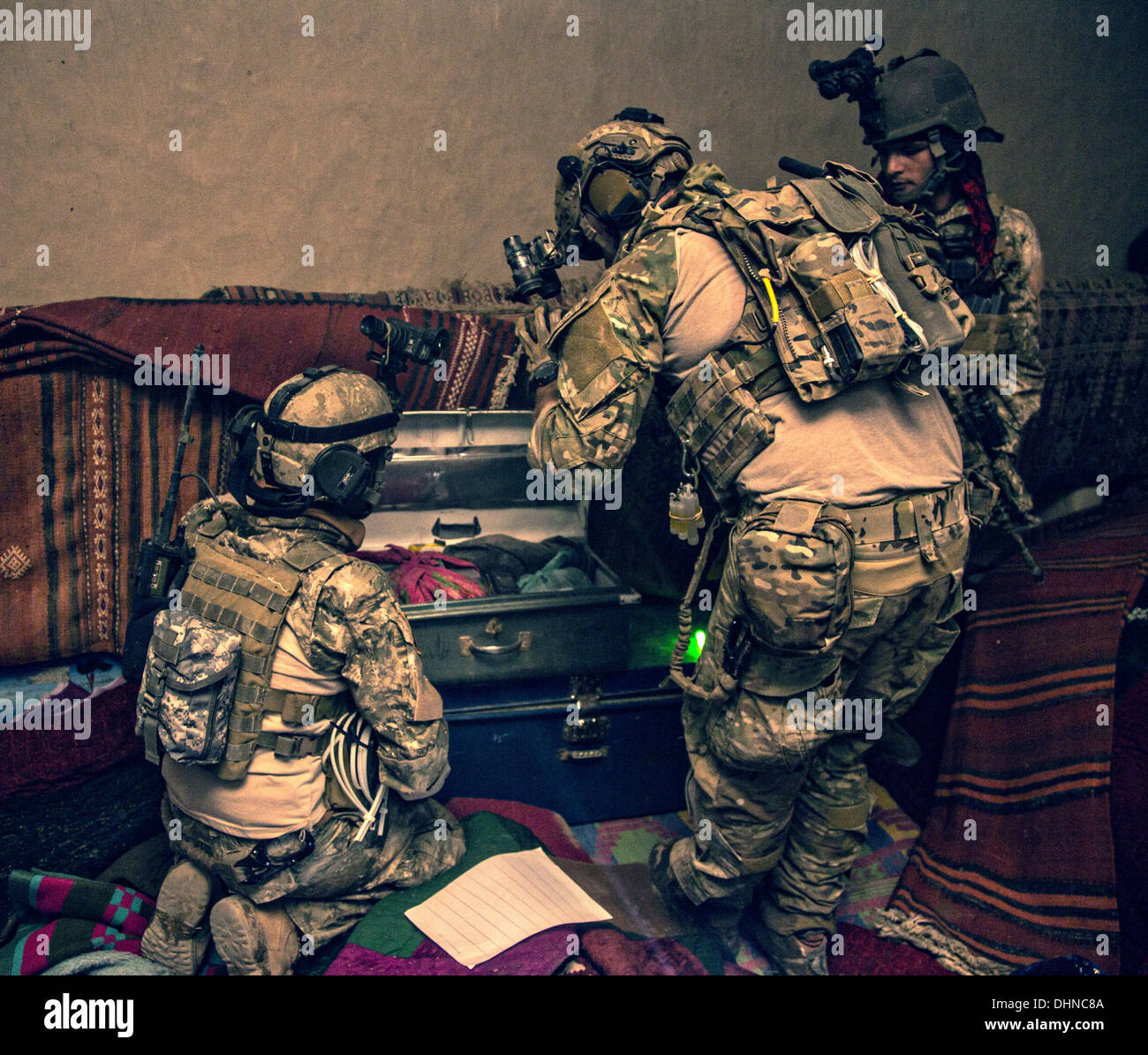 Afghanische und US-Soldaten suchen einen Raum für Beweise während einer nächtlichen Operation 14. Oktober 2013 in der Provinz Helmand, Afghanistan, 14. Oktober 2013. Afghanische und Koalition Truppen verhaftet ein Taliban improvisierten Sprengkörpern Zelle Führer während des Betriebs. Stockfoto