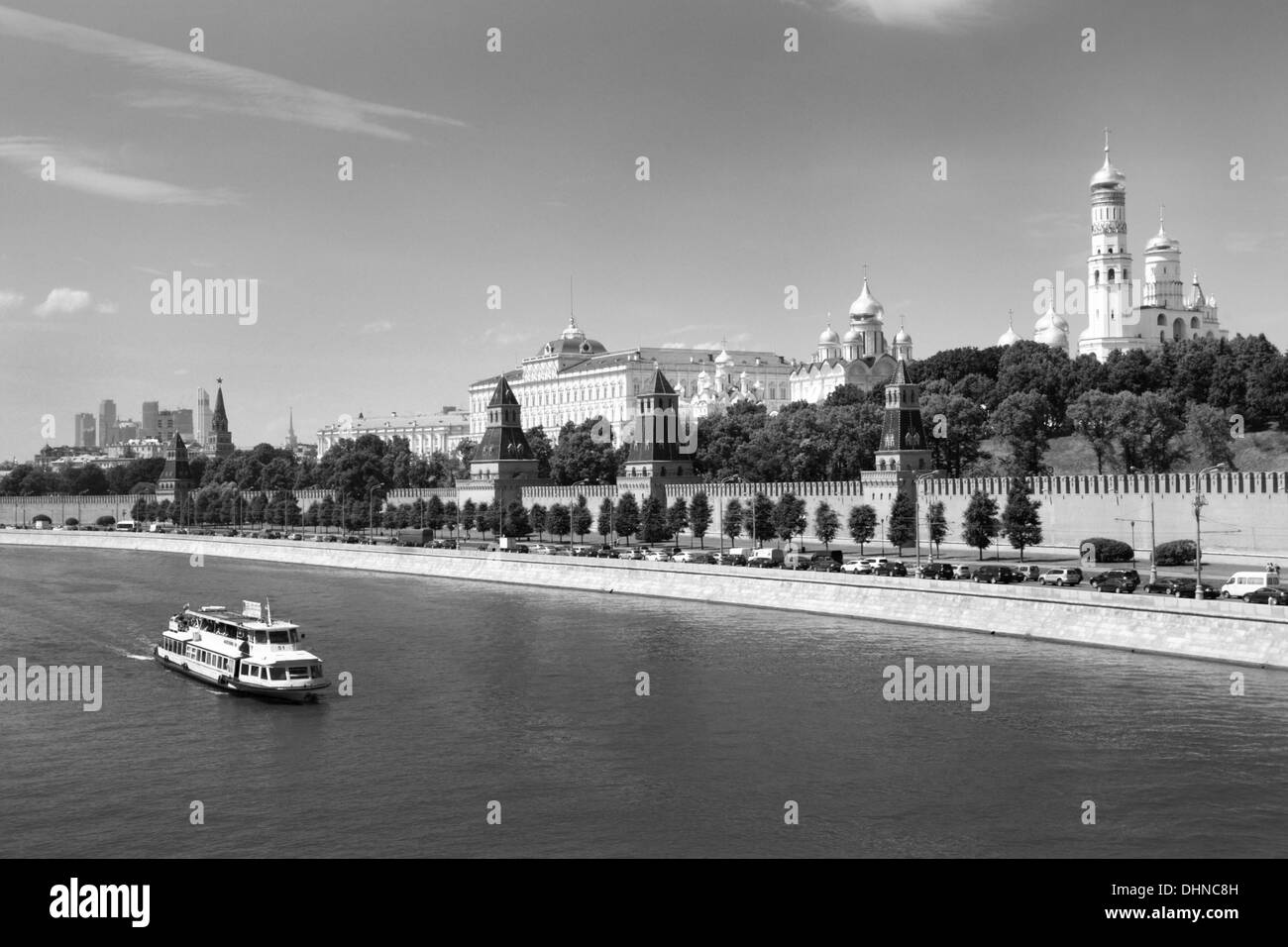 Stadt Moskau, Russland. Der Kreml und der Moskwa-Fluss mit Boot auf dem Fluss Moskau. Stockfoto