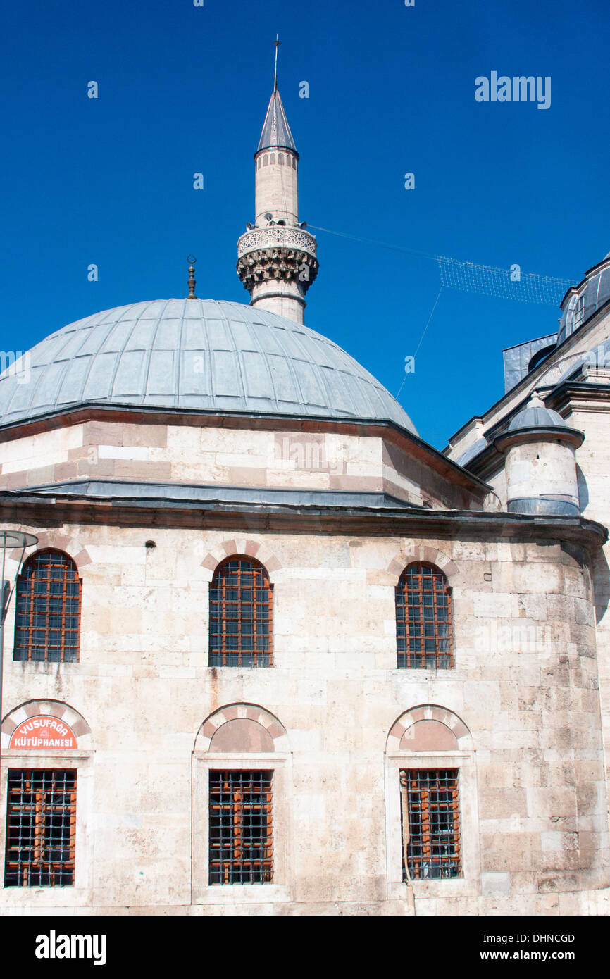 Blick auf die Kuppeln und Minarette der das Mevlana-Museum, Altstadt von der tanzenden Derwische in Konya, Türkei. Stockfoto