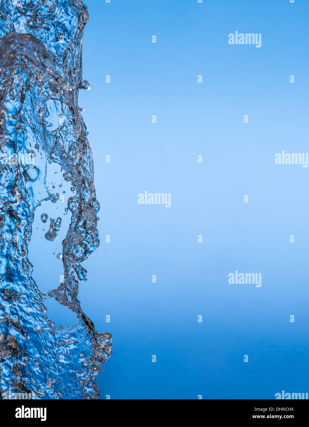 sauberes Wasser Spritzen auf blauem Hintergrund. Wasser ist eine notwendige Bedingung für die Existenz des Lebens auf der Erde Stockfoto