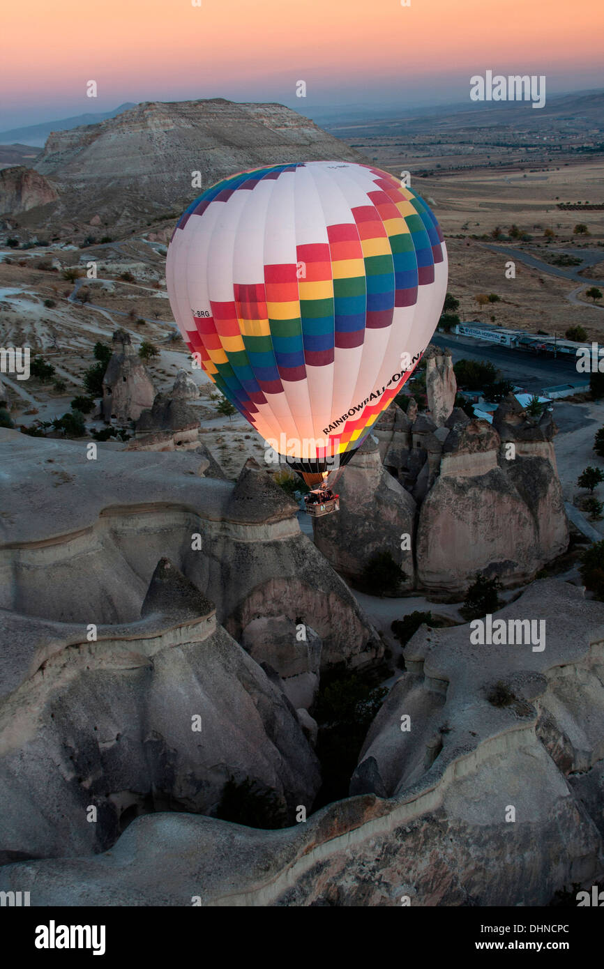 Am frühen Morgen eine Ballonfahrt über Cappadocia in Zentral-Anatolien, Türkei. Stockfoto