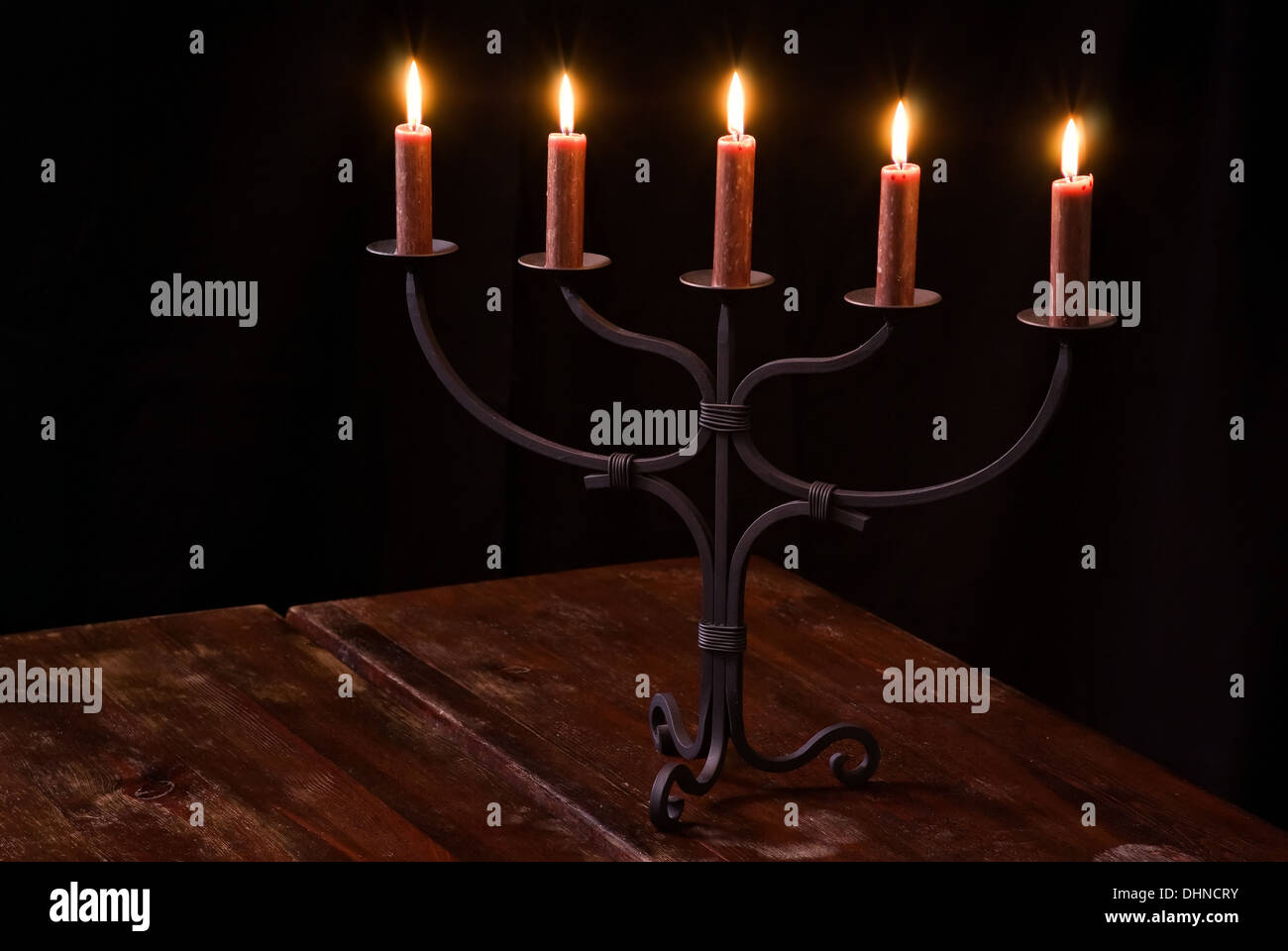 Candle-Light-Halter am alten Teakholz-Tisch Stockfoto