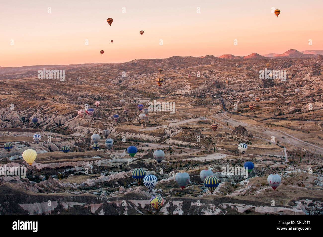 Am frühen Morgen eine Ballonfahrt über Cappadocia in Zentral-Anatolien, Türkei. Stockfoto