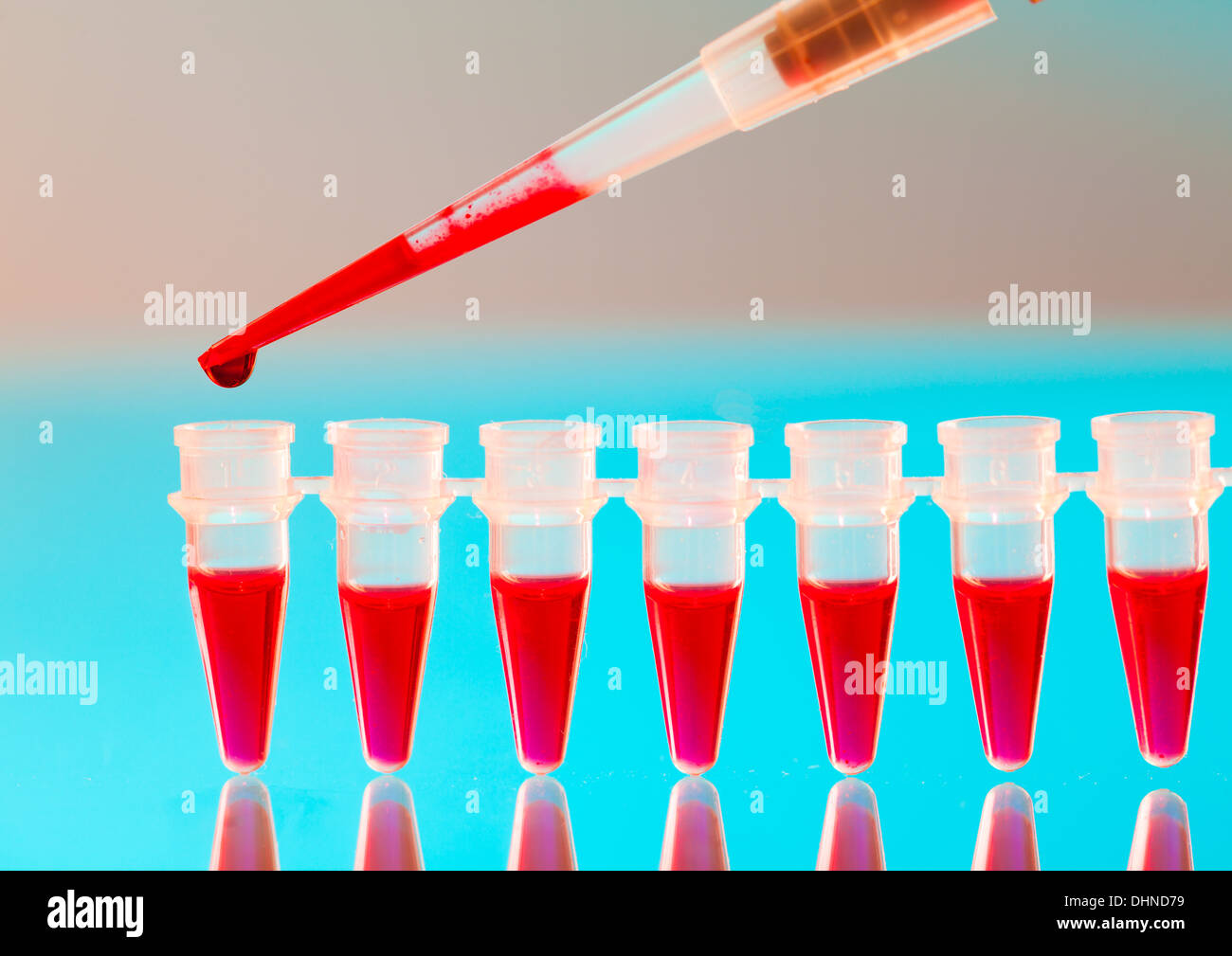 Pipette und Reagenzglas Stockfoto