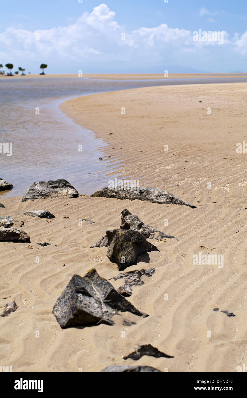 Bei Ebbe am Strand mit einer Lagune Stockfoto